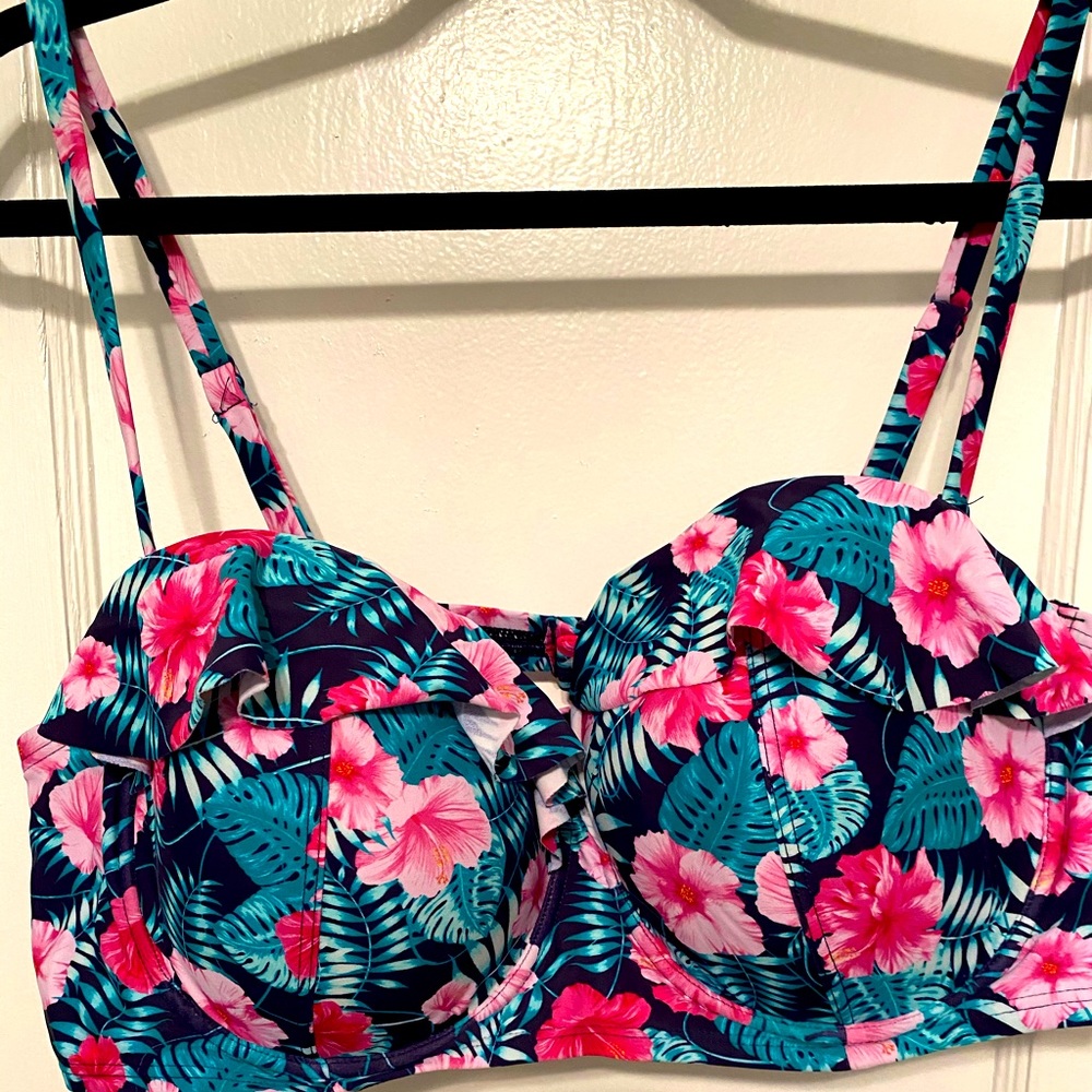 NWOT Hot Topic Floral Bikini Top